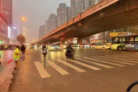 恢复工作日限行首日，西安早高峰缩短半小时图片