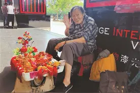 地摊经济火了！阿里巴巴700亿免息赊购进货，帮你“零成本”当摊主图片