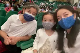 郭晶晶儿子霍中曦表演大提琴，小绅士模样超帅气，文武双全很优秀图片