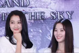 关晓彤1米72，鞠婧祎1米59，看清两人的腿长对比：这又咋解释？图片