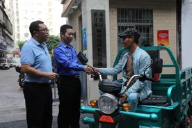 暖心！城管温情执法，摆摊者诚心接受教育图片