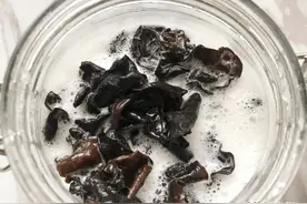 泡黑木耳，别直接用水泡，多加3样，3分钟就泡发，木耳又大又干净图片
