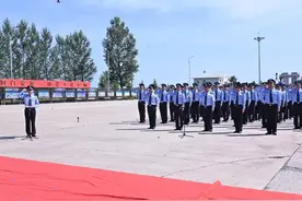 吉林圈河出入境边防检查站举行现役士兵录用人民警察授衔仪式图片