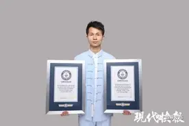 厉害了！34.8秒开10个矿泉水瓶盖！ 如皋一武术教练连斩3项吉尼斯世界纪录！图片