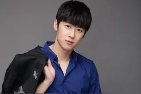 朱嘉琦简约搭配酷帅十足 网友们觉得他演技怎么样评论留言关注啊图片