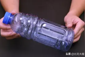 大瓶口的塑料瓶别扔了，简单改造一下，厉害又好用，家家都能用到图片