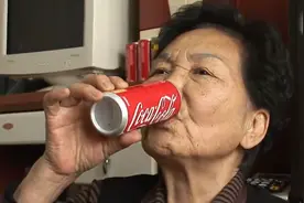 40年喝15万罐可乐，75岁韩国奶奶喝可乐成瘾，就爱喝完打嗝图片