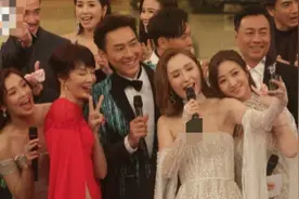 TVB主持人陈贝儿参加台庆，礼裙下滑险走光，合影时却无人提醒图片