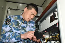 「直击演训场」空降兵昼夜兵力投送 锤炼集群伞降突击能力图片