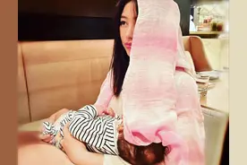 37岁朱珠晒产后哺乳照，淡妆出镜眼神坚定，初为人母美貌依旧图片