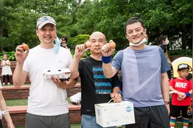 14岁李嫣与李亚鹏同框，高清镜头下脸无瑕疵，父女长相如复制粘贴图片