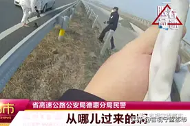 俩姑娘高速上光脚“拍段子”，民警霸气回怼“你家炕头啊”图片