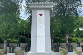 逐梦人 | 寻访“中国第一将军县”一位83岁老人：坚持为无名烈士守墓60年图片