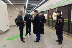 就因为好奇    一乘客竟然按下贵阳地铁紧急按钮致列车停运图片