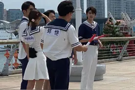 《奔跑吧》路透曝光 蔡徐坤水手服造型夏日气息十足图片