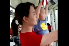 妈妈抱着孩子坐地铁，全程无人让座，而宝宝的懂事却让人心疼图片
