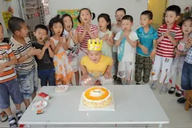 女儿在幼儿园过生日，妈妈送的蛋糕被原封不动退回，老师：太小了图片