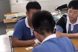 学生在教室打牌，被值班老师抓到现行，走进一看：接着玩图片