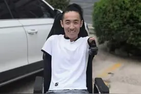 90后帅小伙无臂且瘫痪，婉拒千名女生求爱：婚后生活注定不幸福图片
