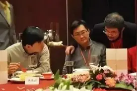 一手压着2位“中国首富”，这位神秘大胡子，江湖地位仍然没有变图片
