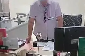 银行一小时办仨业务插队两个VIP，市民拍视频被工作人员拍桌怒吼图片