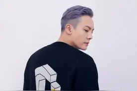 陈伟霆罕见“放飞自我”，穿“萝卜裤”凹造型，立马“哈范”十足图片