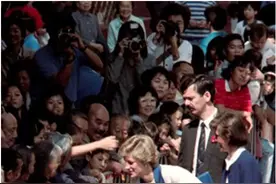 32年前，戴安娜出访香港，穿短裙帮老奶奶弯腰捡拐杖，人美心善图片