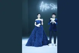 杨紫穿星空蓝蛋糕裙还挺浪漫的，就是侧脸肉肉的，有点显胖图片