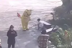 游乐园玩偶跳舞逗笑路边大哭的女孩，网友称被治愈，玩偶：不能说话便用肢体语言安慰她图片