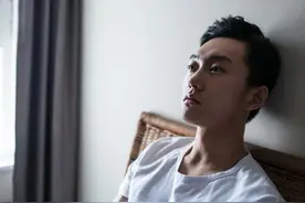 酒精让我迷醉在她的温柔乡，说好的未来，不过是她为寂寞找的借口图片