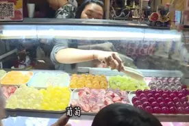 大娘甩卖“彩色馒头”，12元一个，日卖上千个，邻摊：笨蛋才买图片