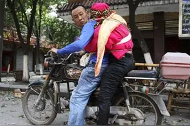 当年，汶川地震中那个骑着摩托背亡妻回家的男人，如今怎么样了？图片