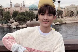 炎亚纶一身休闲穿搭帅气清爽 网友们觉得他演技怎么样可评论留言图片