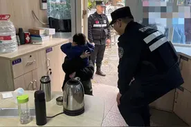 “对不起对不起，妈妈把你弄丢了”小男孩一个“大招”找回妈妈图片