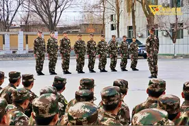 看新训班长如何带领新兵们进行队列训练图片