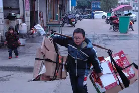 10岁男孩捡破烂攒下41元救父，手术费需60万元，爸爸幸福的哭了图片