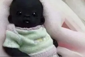 中国妈妈生下"小黑娃"，难道孩子抱错了？婆婆：我告诉你原因图片