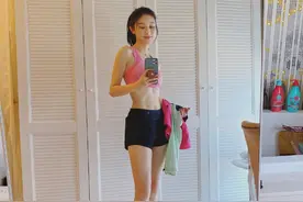 张俪晒运动风自拍帅气不失甜美 秀腹肌长腿尽显好身材图片