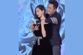 baby在台上与男星行为超亲密！不顾黄晓明感受，婚变是真的？图片