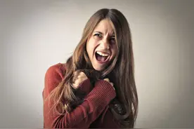 独居女孩午睡被门铃吵醒，监控拍下惊悚一幕：暗处有人比鬼更恐怖图片