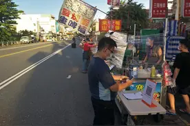 台湾“微解封”首日，各地夜市复业，商家坦言：虽解封但人潮稀疏图片