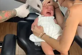 美国6个月大女婴被母亲带去穿耳洞，在店里大哭挣扎，母亲：我有权这么做图片