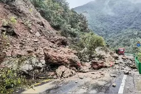 宝鸡这一路段因降雨发生塌方 现实行交通管制图片