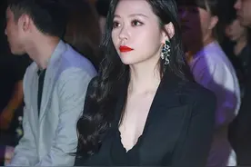 张靓颖真是肉眼可见的胖了，不过一身全黑look真时尚，微胖也很美图片