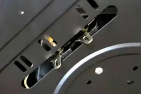 燃气灶下这两个铁片别瞎调，良心师傅告诉你作用，关键时刻帮大忙图片