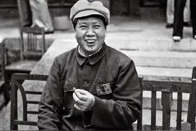 邓华缴获五箱“白金龙烟”，只给主席一支，主席笑他：财不露白啊图片
