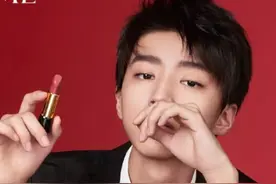 同样是拿口红：王俊凯像魔术师，王源像化妆师，千玺魅力十足图片