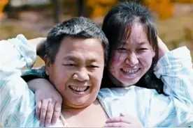 从肚脐下截肢的半截人彭水林：秀绝技、开商店，自己活成了奇迹图片