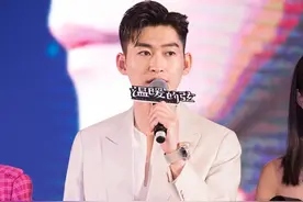 张翰白色西装真帅，当代美男子温润如玉图片