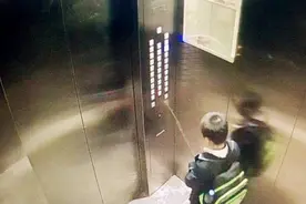 男孩骑平衡车进电梯后对着电梯一角撒尿，事后想想真是后怕图片